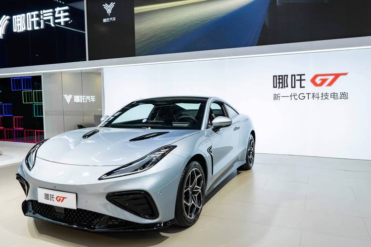 重庆274哪吒汽车在智能汽车领域的表现，领途汽车在新能源汽车市场中的影响力